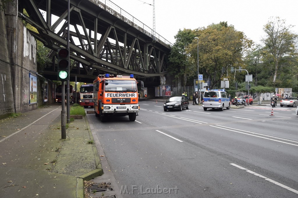 LKW blieb unter Bruecke haengen Koeln Ehrenfeld Innere Kanalstr Hornstr P315.JPG - Miklos Laubert